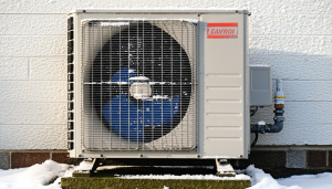Les pompes à chaleur (PAC) sont devenues un pilier incontournable du chauffage éco-responsable en France. Toutefois, leur fonctionnement optimal durant l’hiver dépend largement de la gestion efficace du phénomène de givrage sur l’unité extérieure. Comprendre les mécanismes derrière la formation [&hellip;]