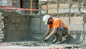 Dans le domaine de la construction et de la rénovation, la question de choisir le bon matériau pour les travaux de maçonnerie est cruciale. Parmi les plus répandus figurent le mortier et le mortier bâtard, deux mélanges dont les différences [&hellip;]