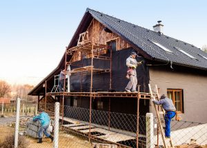 Vous travaillez dans le secteur du b&acirc;timent et vous redoutez les arr&ecirc;ts de chantier caus&eacute;s par les conditions climatiques extr&ecirc;mes ? Vous n'&ecirc;tes pas seul dans cette situation. La canicule, en particulier, peut &ecirc;tre un v&eacute;ritable probl&egrave;me pour les chantiers [&hellip;]